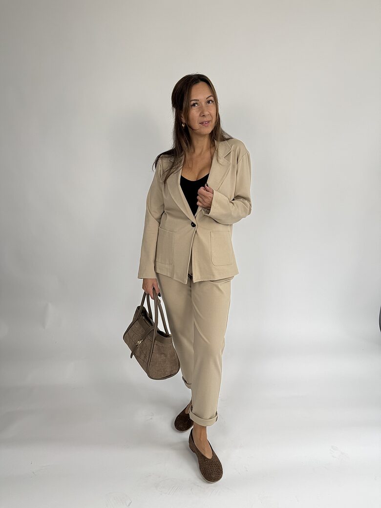 Trikotāžas kostīms ar žaketi un momfit biksēm