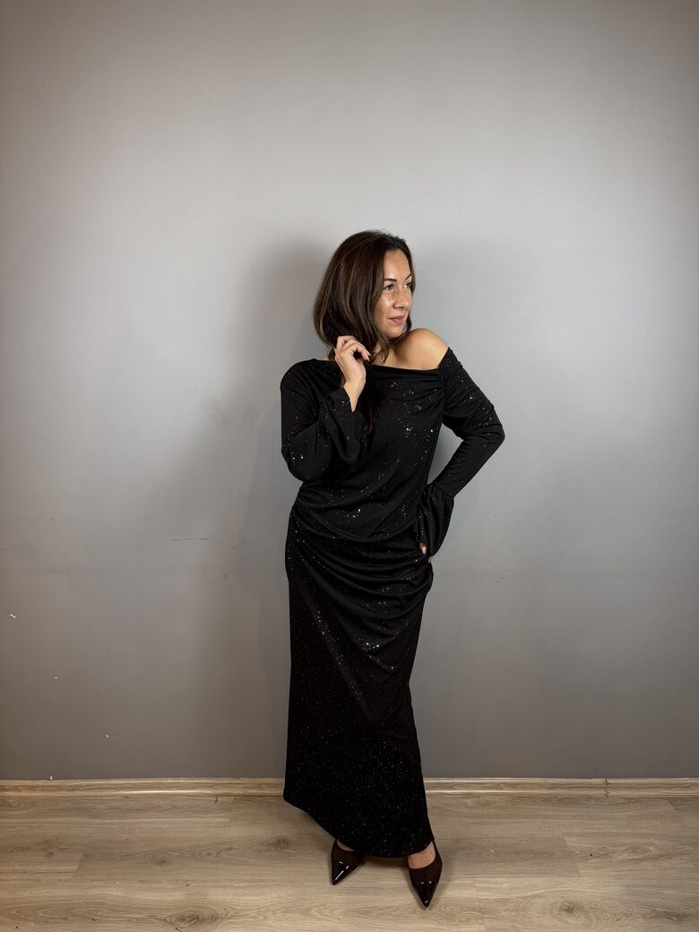 Suures suuruses must kleit sädelusega