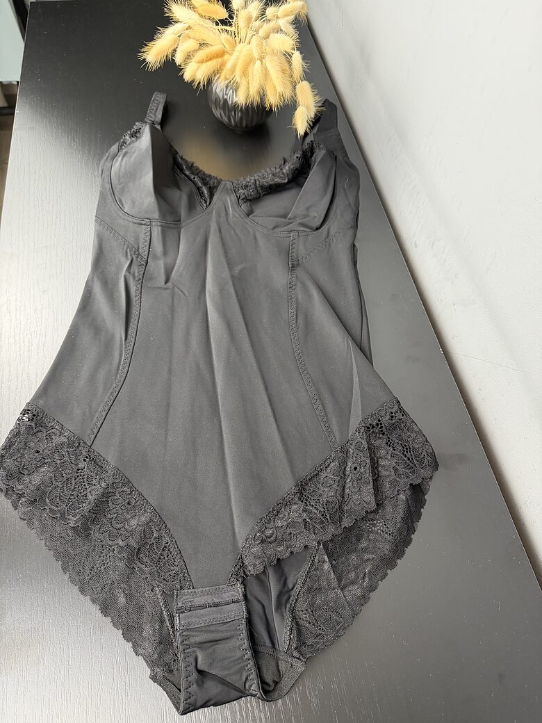 Koriģējošs bodijs ar mežģīnēm plus size