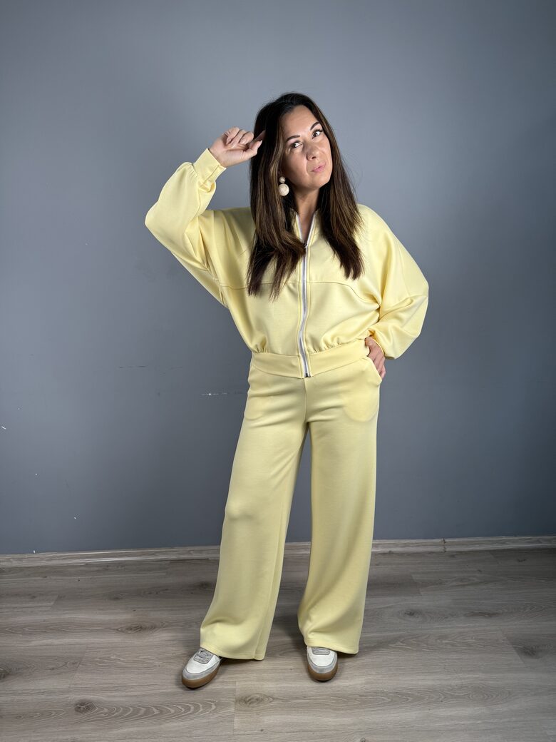 Sporta kostīms ar bombertipa jaku