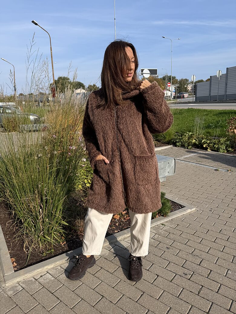 Plus size spalvains mētelis ar rāvējslēdzēju un kapuci