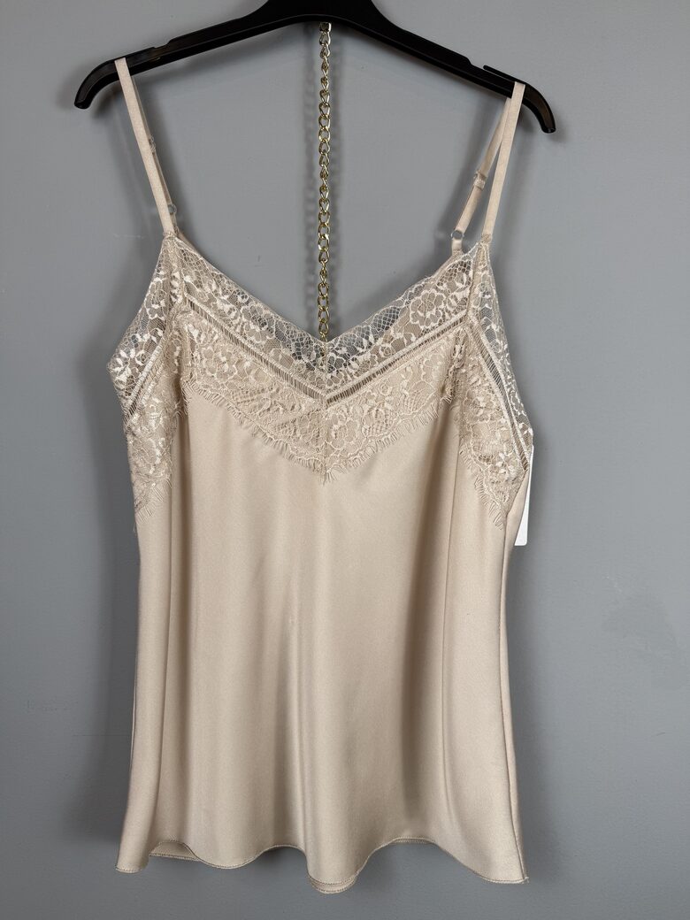 Lencīštops ar mežģīni priekšpusē