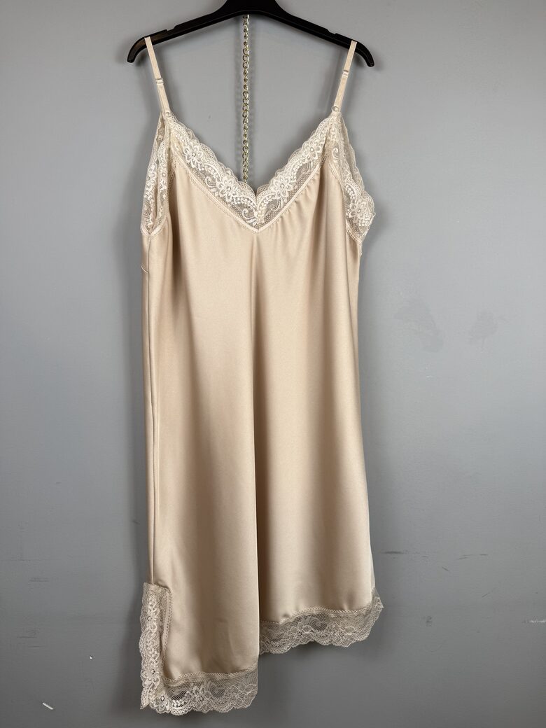 Asimetrisks lencīštops ar mežģīni PLUS size