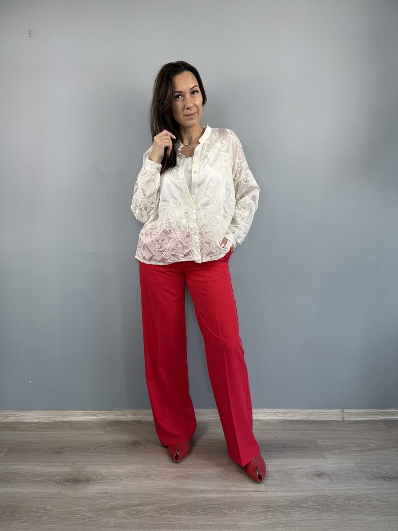 Krēmkrāsas blūze ar izšuvumiem