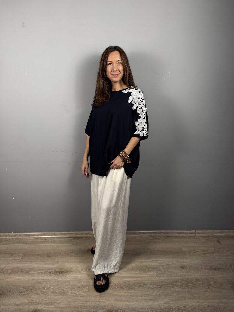 Tumši zils oversize kokvilnas tops ar uzšuvi uz pleca plus size