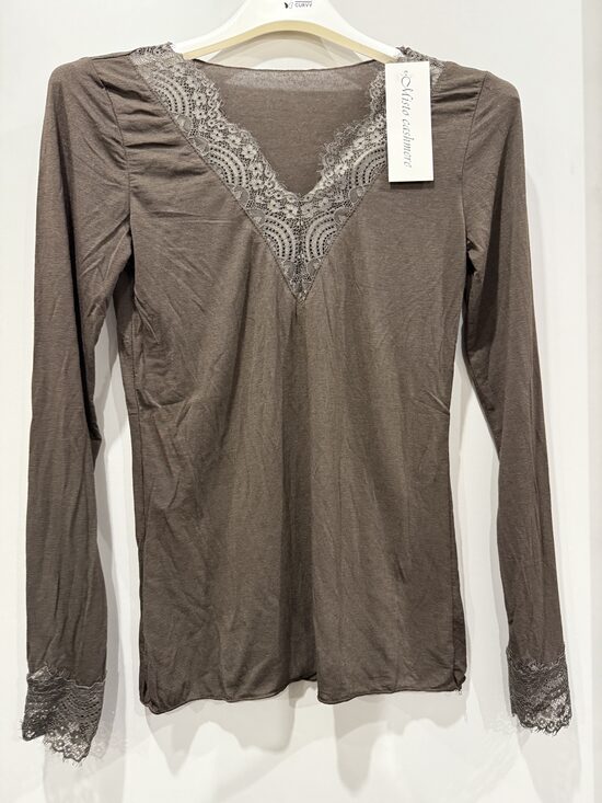 Tops ar kašmiru sastāva ar V veida mežģīņu izgriezumu