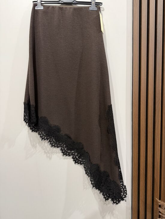 Adīti trikotāžas svārki ar mežģīnēm šokolādes tonī