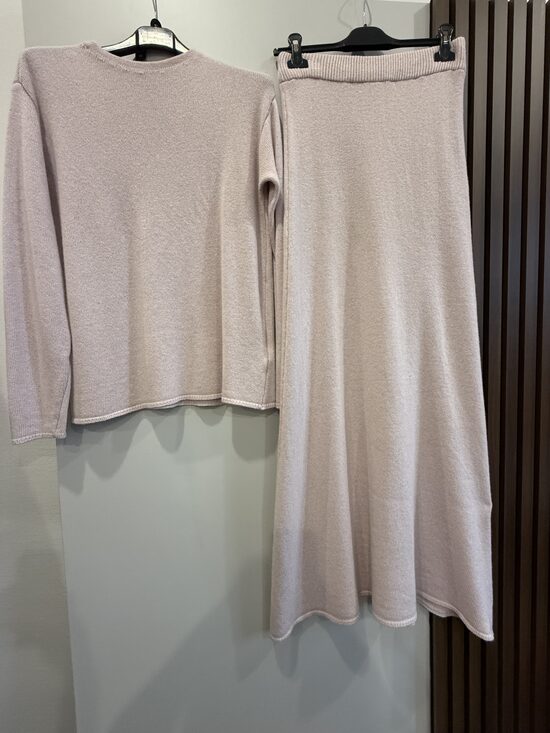 Kašmira-vilnas svārku kostīms maigi rozā