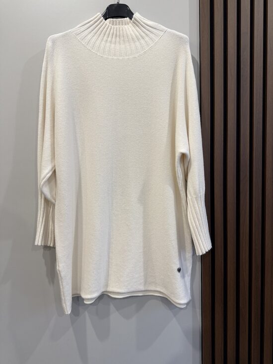 Garš oversize džemperis pienabalts