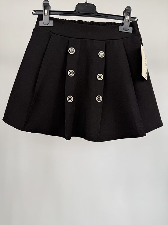 Eleganti svārki ar dekoratīvām pogām