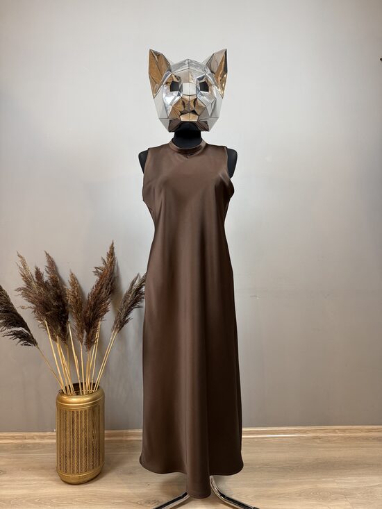 Be rankovių laisva suknelė šokolado spalvos M/L