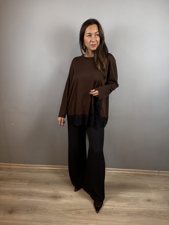 Tops ar mežģīnēm un šķēlumu