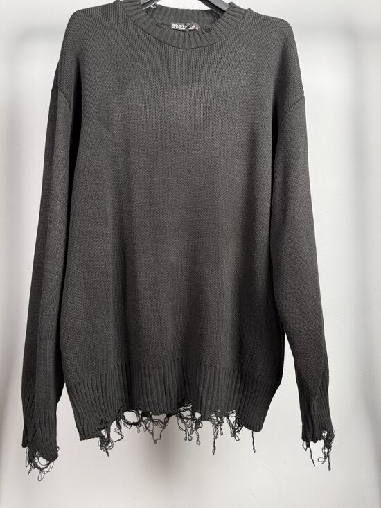 Melns džemperis ar plēsumiem