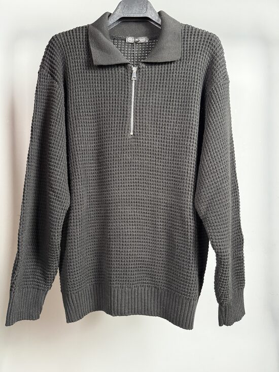 Rupja adījuma melns polo tipa džemperis 