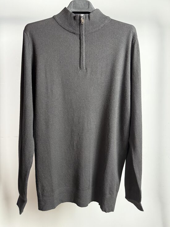 Plāns džemperis ar augstu apkakli, melns