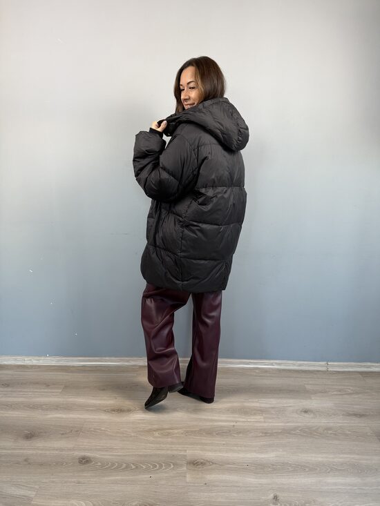 Juodos spalvos pūkinė striukė