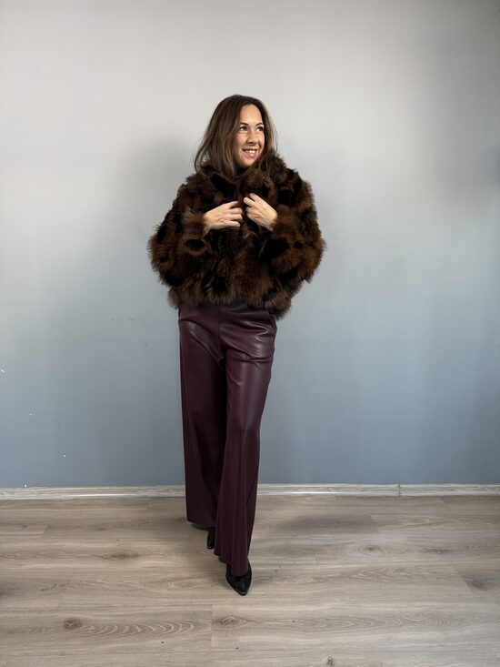 Trumpas liūto spalvos paltas