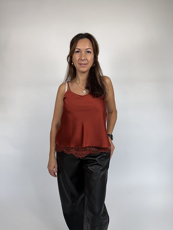 Slip tops ar mežģīnēm apakšā