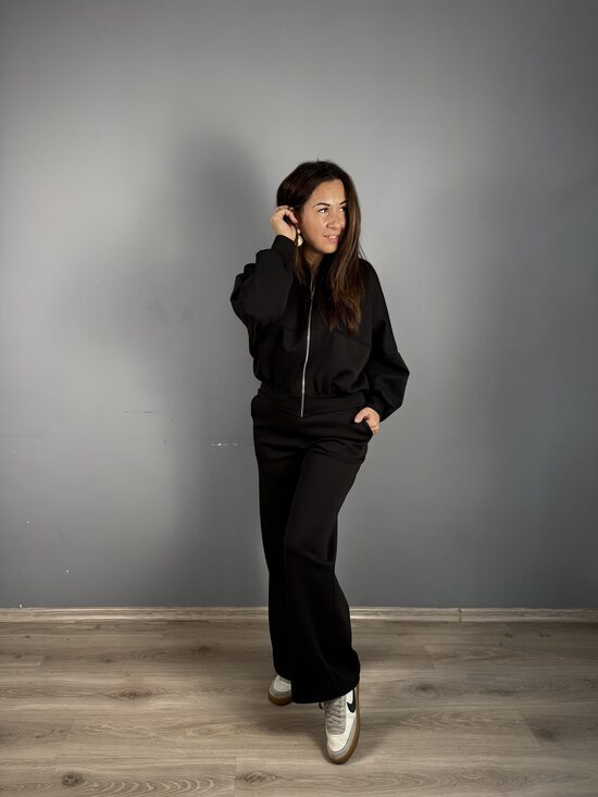 Sporta kostīms ar bombertipa jaku