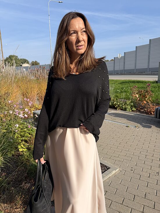 Plus size tops ar kniedēm melns