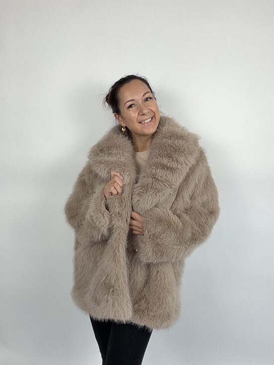 Bēšs plus size eko kažoks