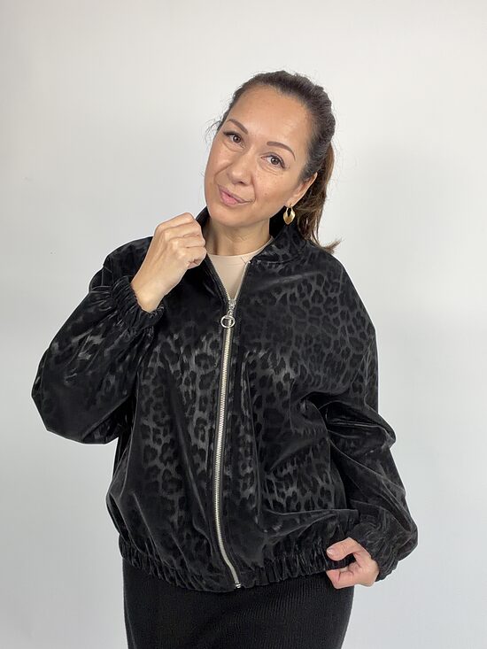 Lietu atgrūdoša plāna oversize jaka ar leoparda printu melnā krāsā