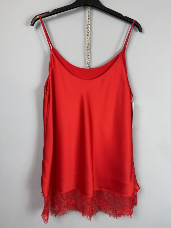 Lencīštops ar mežģīnēm apakšā