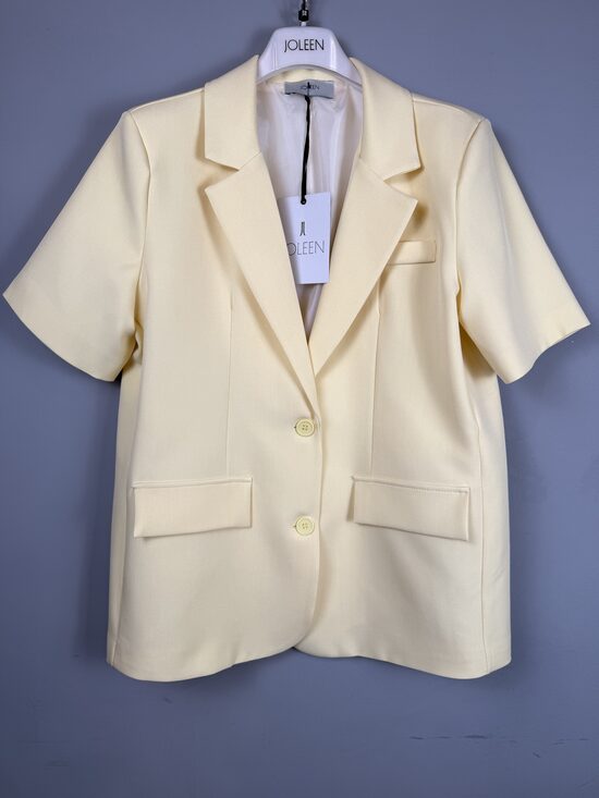 Žakete ar īsām piedurknēm