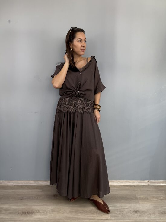 Kokvilnas svārku kostīms šokolādes tonī