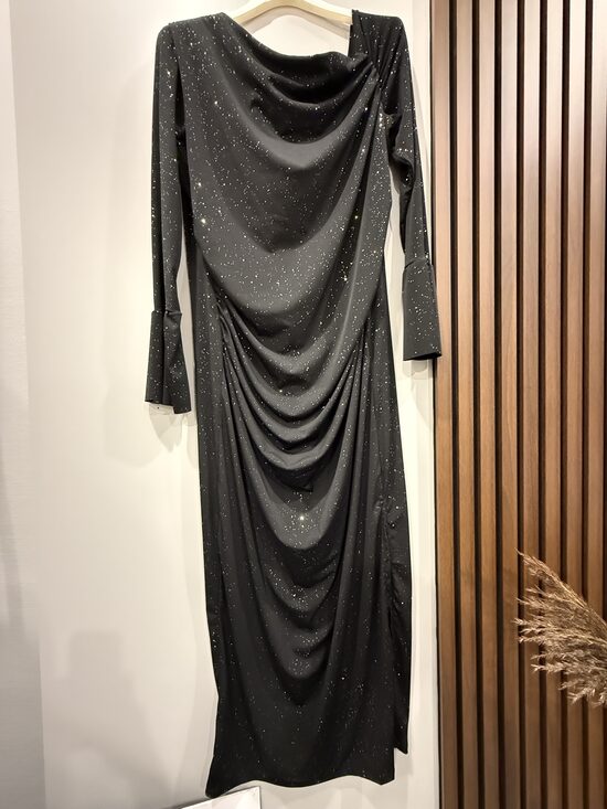 Plus size melna kleita ar spīdumiem