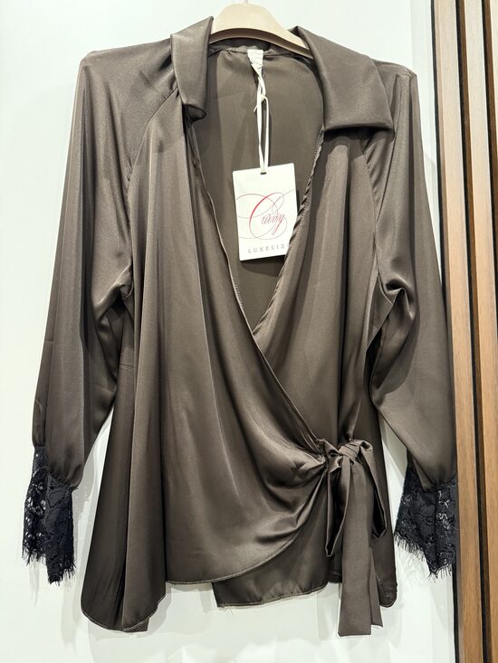 Blūze ar mežģīnēm sasienama 