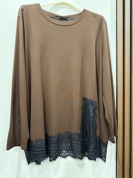 Tops ar mežģīnēm un šķēlumu